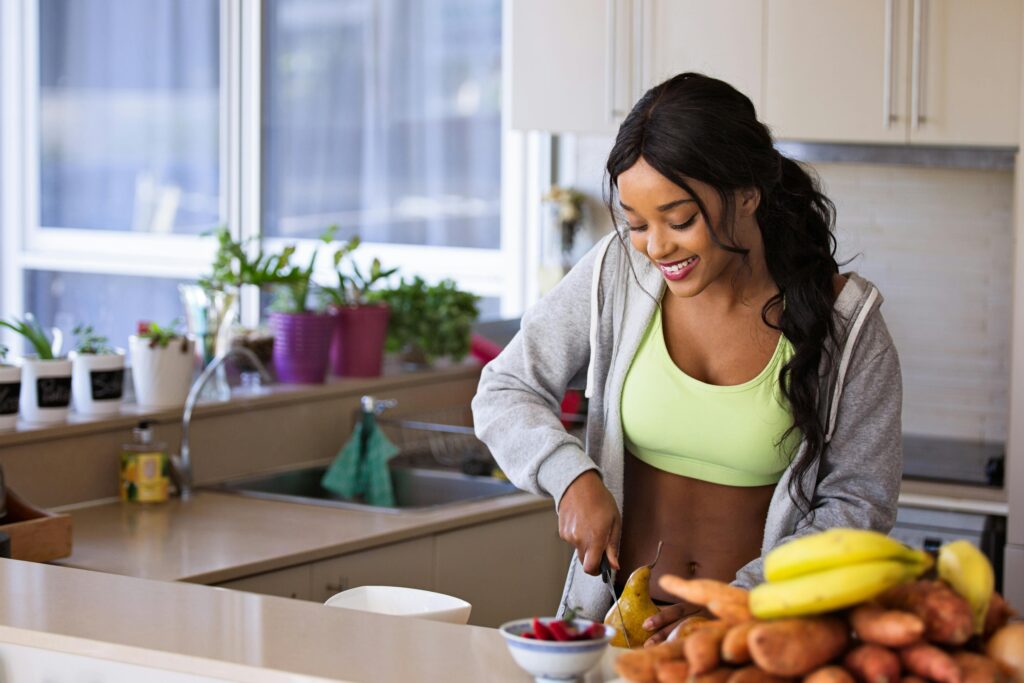 jeune femme prépare un repas avec des produits sains