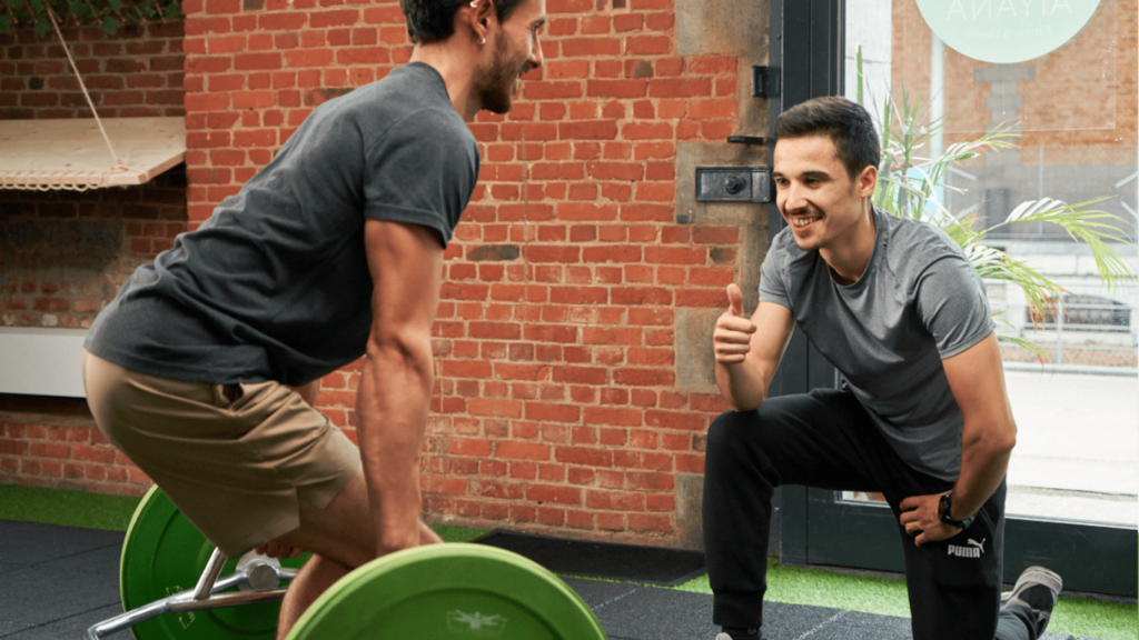 personal trainer qui coache au deadlift