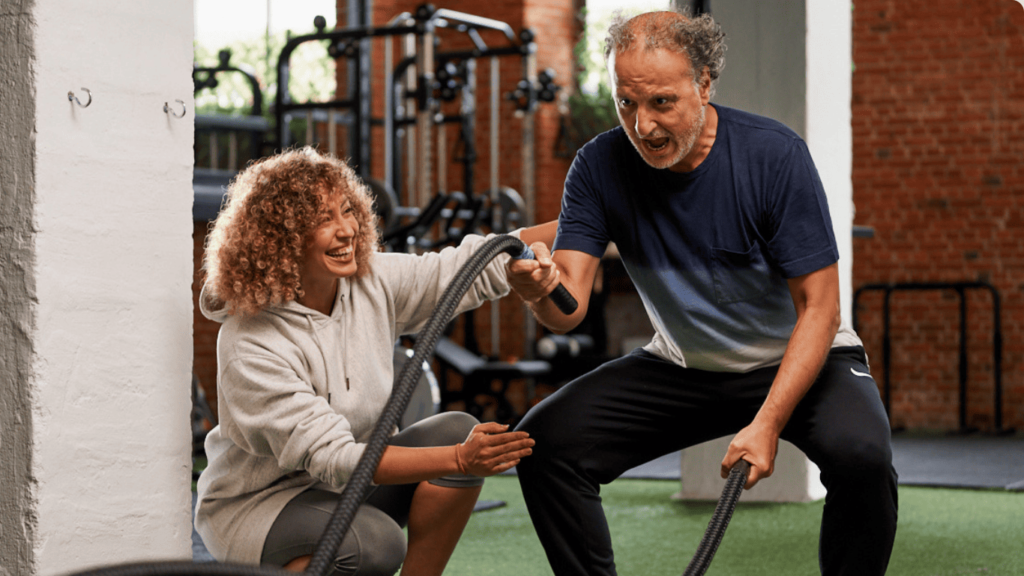 coache de personal training qui entraîne un élève